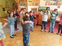 Die Kl. 1b besuchte die Vorschulkinder von St. Anna und den Marktzwergen Die Kl. 1b besuchte die Vorschulkinder von St. Anna und den Marktzwergen