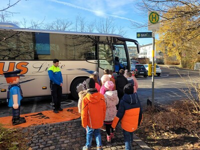 Das richtige Verhalten im und am Bus